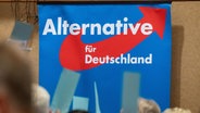 Auf einem AfD-Landesparteitag hängt ein Plakat mit dem Schriftzug «Alternative für Deutschland». © picture alliance/dpa Foto: Stefan Sauer