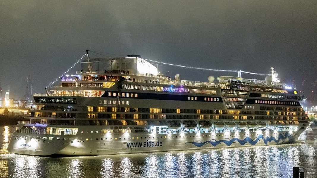 Ein Aida-Schiff bricht am Abend zu einer Kreuzfahrt auf.