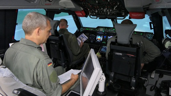 In diesem Simulator werden Bundeswehrsoldaten für den Airbus A400M ausgebildet. © NDR Foto: Bernd Reiser