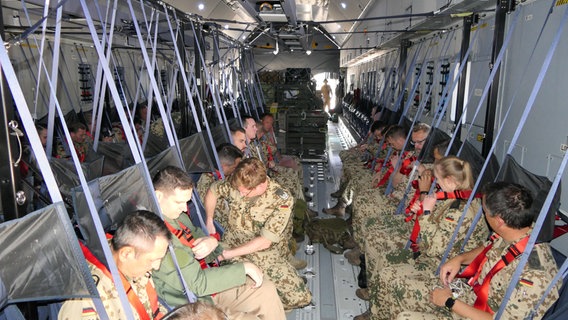 Soldaten sitzen in dem Laderaum des Airbus A400M. © NDR Foto: Bernd Reiser