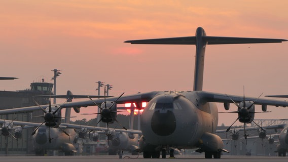 Mehrere Airbus A400M stehen in Wunstorf auf einer Rollbahn. © NDR Foto: Bernd Reiser