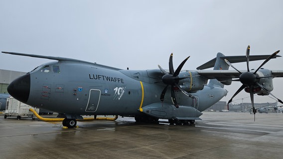 Mehrere Airbus A400M stehen in Wunstorf auf einer Rollbahn. © NDR Foto: Bernd Reiser