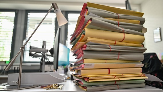 Ein Stapel mit Akten liegt auf dem Schreibtisch am Gericht. © picture alliance/dpa Foto: Patrick Pleul