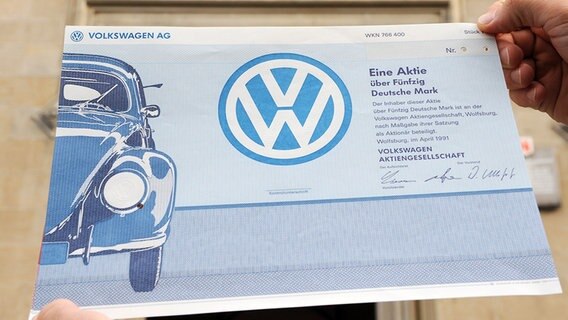 Eine alte Aktie - genannt Nullstück - von Volkswagen. © dpa - Bildfunk Foto: Jochen Lübke