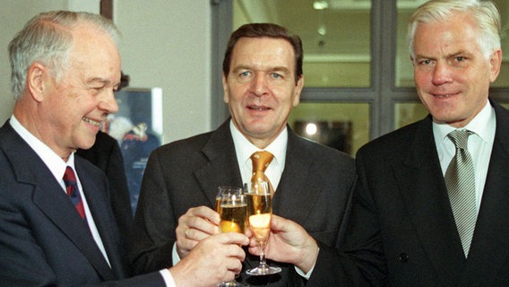 Ernst Albrecht, Gerhard Schröder und Gerhard Glogowski (v. l. n. r.) 1999 © dpa - Bildfunk Foto: Rainer Jensen