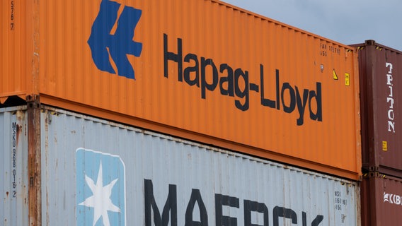 Container der Reedereien Hapag-Lloyd und Maersk stehen im Hafen. © picture alliance Foto: Sven Simon/ Malte Ossowski