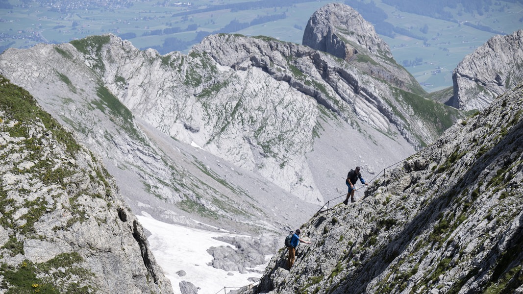 Wanderer beim Aufstieg auf den 2.502 Meter hohen Säntis in der Schweiz. 