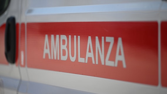 Das Wort "Ambulanza" ist auf einem italienischen Krankenwagen zu sehen. © picture alliance/dpa Foto: Marijan Murat