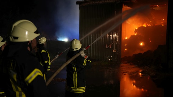 Eine Lagerhalle in Bleckede brennt. © Feuerwehr Bleckede 