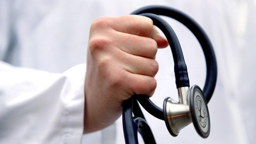 Eine Ärztin hält ihr Stethoskop in der Hand