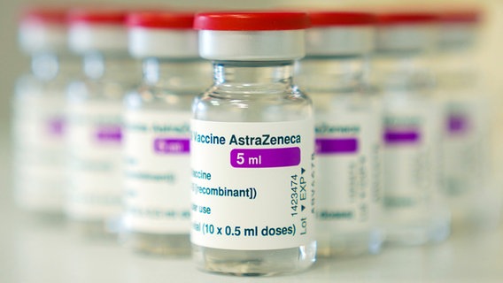 Mehrere Ampullen von dem Impf·stoff von AstraZeneca stehen auf einem Tisch. © dpa-Bildfunk Foto: Nicolas Amer