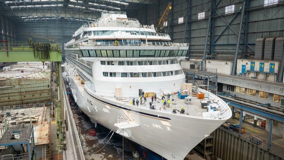 Das Kreuzfahrtschiff Asuka 3 ist wenige Tage vor dem Ausdocken im Baudock der Meyer Werft zu sehen. © Meyer Werft Foto: David Hecker von Aschwege