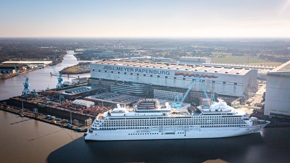 Das Kreuzfahrtschiff "Asuka III" liegt vor der Meyer Werft. © picture alliance/dpa Foto: Sina Schuldt