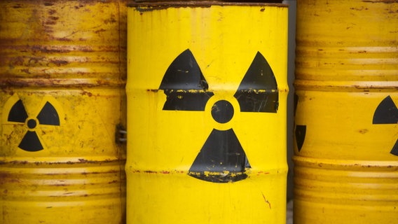 Auf gelben Tonnen ist ein Radioaktiv-Zeichen zu sehen. © picture alliance/dpa Foto: Sebastian Kahnert