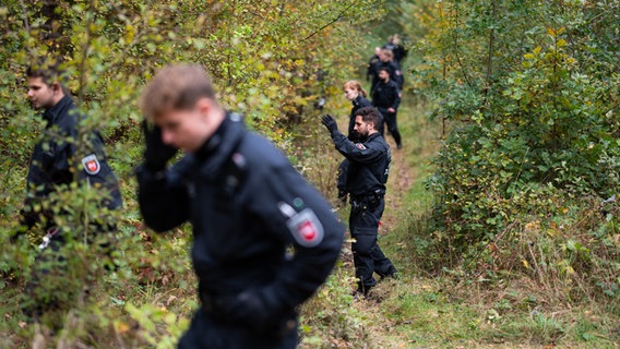 Einsatzkräfte der Polizei suchen in einem Waldstück nach dem vermissten Aurel S. © picture alliance/dpa Foto: Philipp Schulze