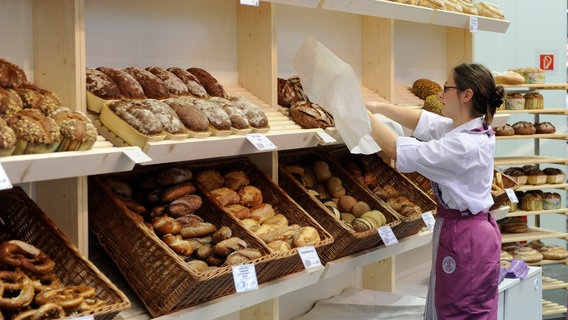 Eine Bäckereifachverkäuferin räumt am 30. Mai 2022 Brote in ein Regal. © picture alliance/SvenSimon Foto: Frank Hoermann