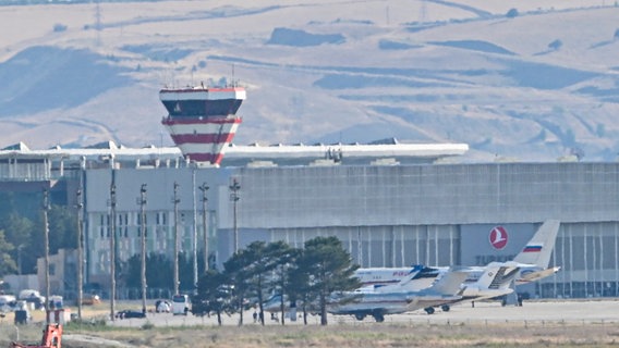 Flugzeuge, die vermutlich aus Russland kommende Gefangene transportieren, bei ihrer Ankunft auf dem Flughafen in Ankara. © Uncredited/AP 