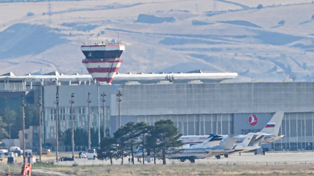 Flugzeuge, die vermutlich aus Russland kommende Gefangene transportieren, bei ihrer Ankunft auf dem Flughafen in Ankara. 