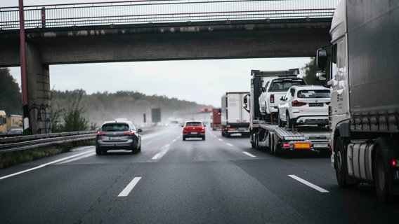 Einige PKW und LKW fahren bei regnerischem Wetter auf einer dreispurigen Autobahn. © NDR Foto: Julius Matuschik