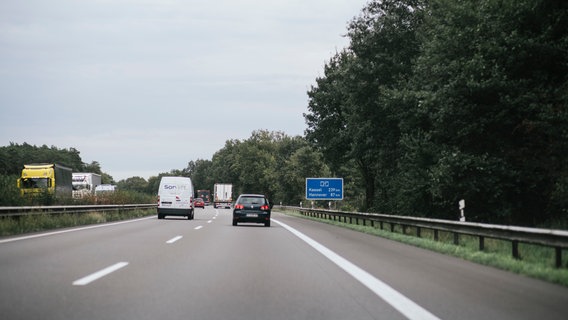 Das Bild zeigt den Verkehr auf einer Autobahn. © NDR Foto: Julius Matuschik