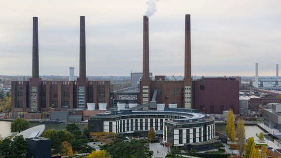 Blick auf das Ritz-Carlton-Hotel in der VW Autostadt in Wolfsburg vor dem Kraftwerk des VW Werks. © picture alliance Foto: Sven Simon/Anke Waelischmiller
