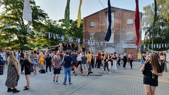 Menschen feiern unter freiem Himmel. © NDR Foto: Nina Reckemeyer