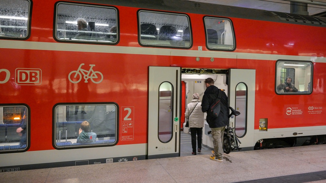 Nach Sturz: Mann Wird Zwischen Zug Und Bahnsteigkante Eingeklemmt | NDR ...