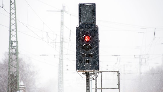 Ein Signal am Bahnhof Hannover-Bismarckstraße leuchtet bei starkem Schneefall rot. © picture alliance/dpa | Hauke-Christian Dittrich Foto: picture alliance/dpa | Hauke-Christian Dittrich