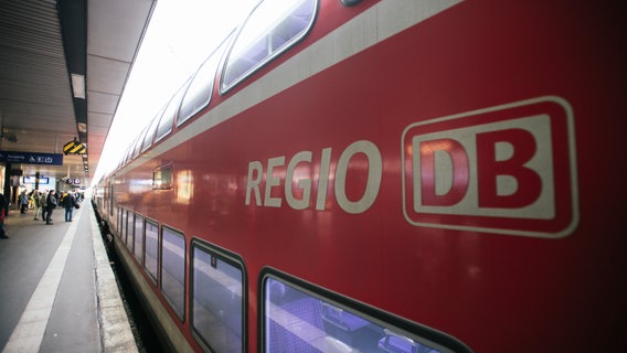 Das Bild zeigt eine Regio-Bahn in einem Bahnhof. © NDR Foto: Julius Matuschik