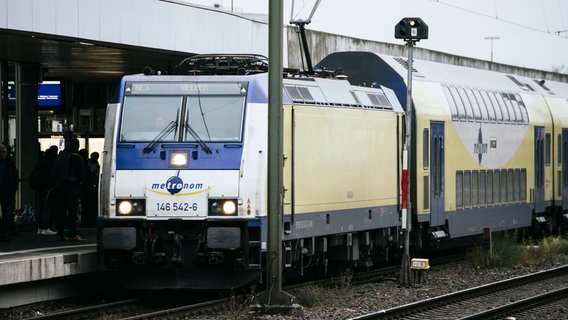 Das Bild zeigt einen Metronom im Bahnhof. © NDR Foto: Julius Matuschik