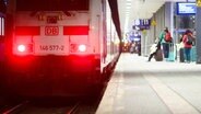 Ein IC steht im Dunklen an einem Bahnsteig im Hauptbahnhof Hannover. Auf dem Bahnstreik warten Reisende. © picture alliance/dpa Foto: Julian Stratenschulte