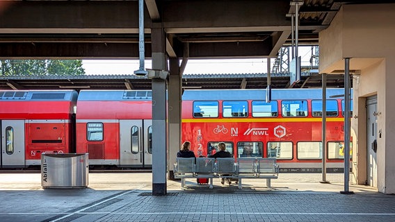 Zwei Frauen sitzen am Bahnsteig am Bahnhof Osnabrück © NDR Osnabrück Foto: Ann-Kathrin Hegger