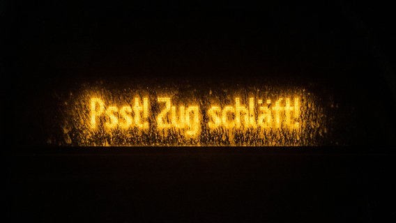 "Psst! Zug schläft" steht auf dem Display eines Zuges. © dpa-Bildfunk Foto: Christoph Soeder