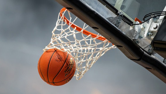 Ein Basketball landet im Korb. © picture alliance / Andreas Gora | Andreas Gora 