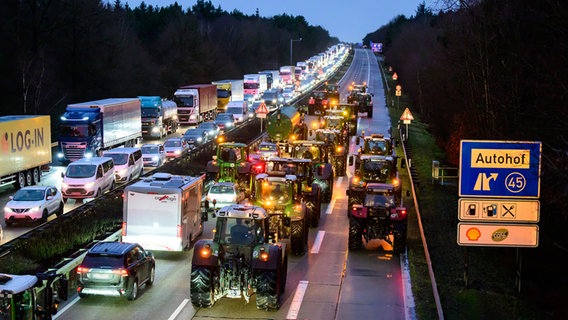 Landwirte fahren mit ihren Treckern auf der Autobahn 7 zwischen Soltau und Hannover. © dpa-Bildfunk Foto: Philipp Schulze