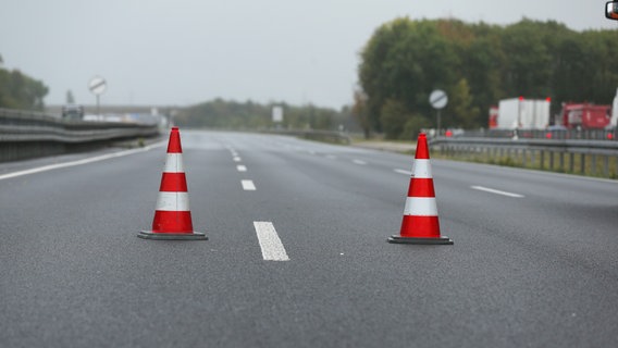 Zwei Verkehrshütchen stehen am 17. Oktober 2019 mitten auf der gesperrte Autobahn A57 bei Dormagen. Symbolbild Vollsperrung. © picture alliance/dpa Foto: David Young