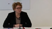 Daniela Behrens (SPD) spricht bei einer Pressekonferenz. © NDR 