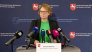 Innenministerin Daniela Behrens (SPD) bei einer Pressekonferenz zum Landesderby © NDR 