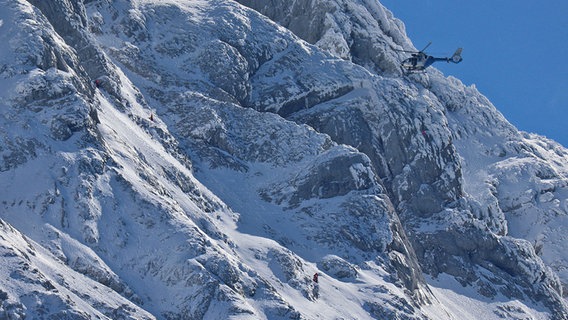 Bergretter suchen am Hochkalter bei Ramsau bei Berchtesgaden nach einem verunglückten Bergsteiger. © picture alliance/dpa/BRK Berchtesgadener Land | Markus Leitner Foto: Markus Leitner