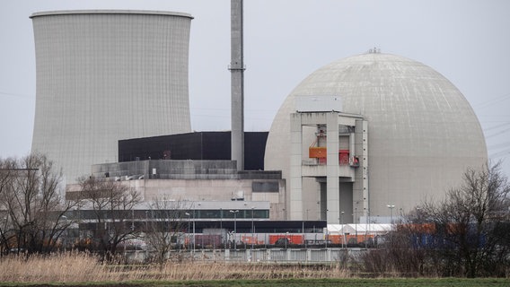 Das Atomkraftwerk in Biblis. © dpa-Bildfunk Foto: Boris Roessler