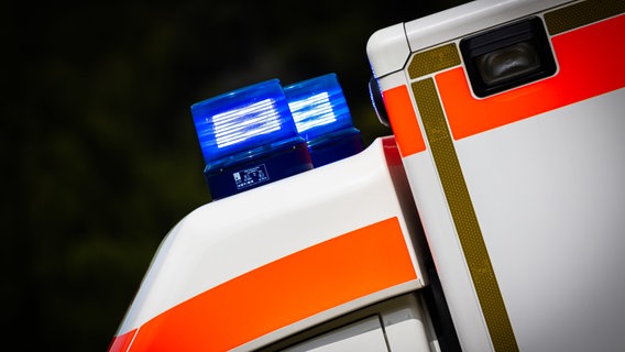 Ein eingeschaltetes Blaulicht an einem Rettungswagen in Nienburg (Weser). © dpa Foto: Moritz Frankenberg