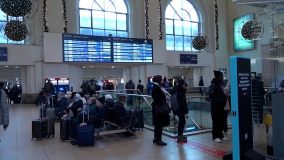 Passagiere warten in der Bahnhofshalle in Hannover nachdem es zu Behinderungen im Bahnverkehr gekommen ist. © TeleNewsNetwork 