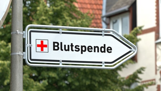 Ein Schild weist auf einen Blutspendedients hin. © picture alliance / SULUPRESS.DE | Torsten Sukrow/SULUPRESS.DE Foto: Torsten Sukrow