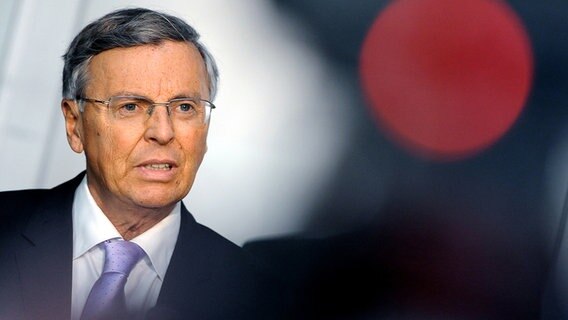 Der Vorsitzende des Innenausschusses, Wolfgang Bosbach (CDU) spricht in der Sitzung des Innenausschusses des Deutschen Bundestages in Berlin. © dpa Bildfunk Foto: Britta Pedersen