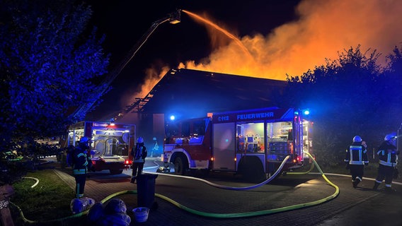 Die Feuerwehr löscht eine brennende Scheune. © Stadt Osterode am Harz 