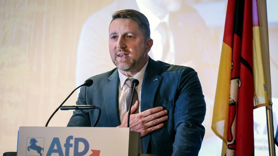 Dirk Brandes, Spitzenkandidat der AfD in Niedersachsen für die Bundestagswahl 2025 bei einer Rede in Dötlingen im Dezember 2024. © dpa-Bildfunk Foto: Focke Strangmann