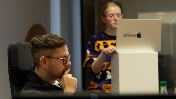 Mitarbeitende der IT-Firma "Arineo" sitzen bei einen Workshop zusammen. Die Arineo GmbH begleitet mittelständische Unternehmen auf dem Weg der Digitalisierung. © dpa Foto: Swen Pförtner