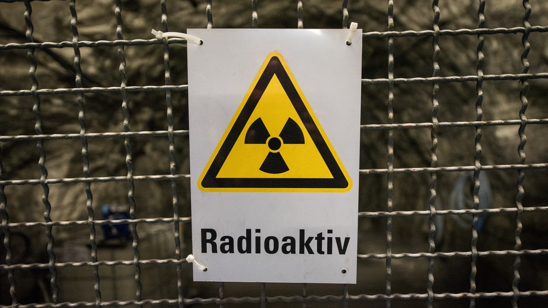 Das Bild zeigt ein Schild, welches vor radioaktiver Strahlung warnt.