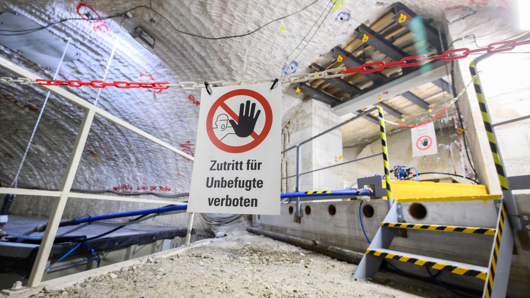 Ein Schild «Zutritt für Unbefugte verboten» hängt im Atommülllager Asse im Landkreis Wolfenbüttel