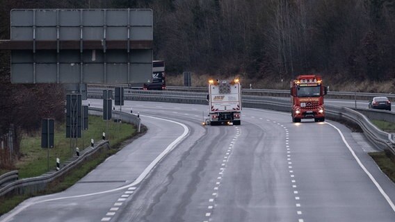 Reinigungsfahrzeuge sind in Richtung Süden auf der gesperrten Autobahn 7 im Einsatz. © dpa-Bildfunk Foto: Swen Pförtner